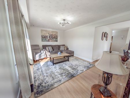 Beautiful 3 Bedroom Main Unit in Niagara Falls! - Photo 2