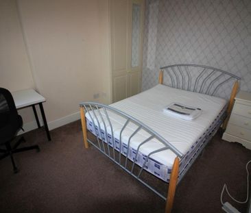 4 bedroom end of terrace house to rent - Photo 2