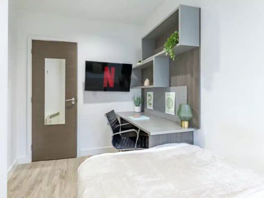 Classic 2 Bed Apartment - Photo 1