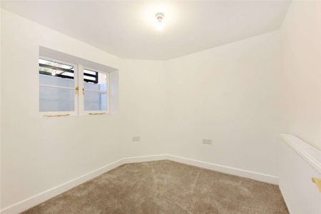 Recently refurbished 4 bedroom house to rent in Whitechapel. (suitable for 4 sharers MAX) - Photo 5