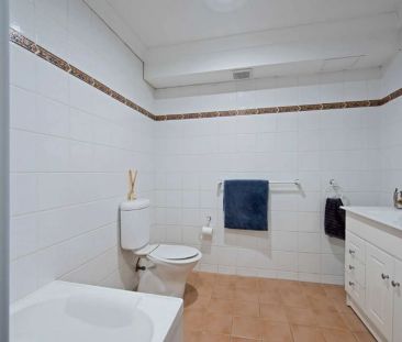 TOP FLOOR MODERN ONE BEDROOM APARTMENT IN QUIET LOCATION - Photo 5