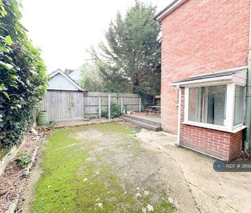 1 bedroom in a house share to rent - Photo 2