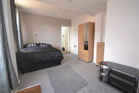 1 bedroom Flat To Let - Photo 2