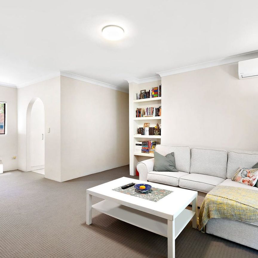 2 BEDROOM GEM IN THE HEART OF PARRAMATTA! GREAT VALUE! - Photo 1