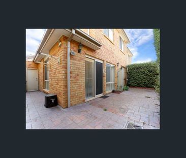 LOCATION LOCATION LOCATION ! - Photo 3