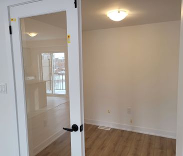 For Lease - 34 Silo Mews, Barrie, Ontario - Photo 4