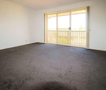 3 BEDROOM TOWNHOUSE - Photo 1