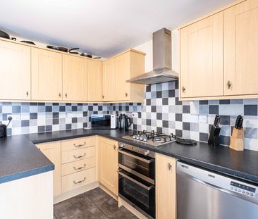 Double Room in a Modern Professional House Share - Photo 1