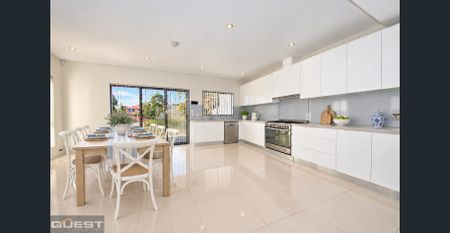 ENORMOUS Multiple living family home - Photo 5
