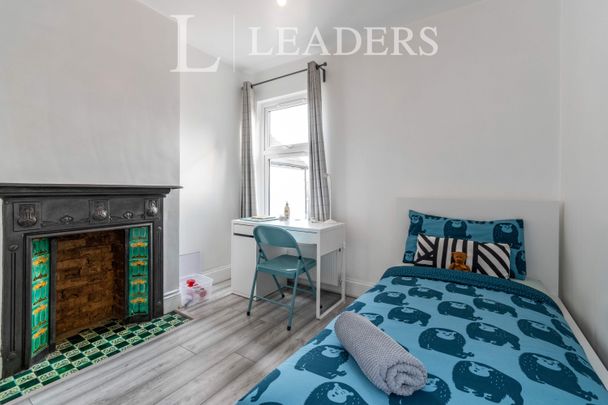 3 bedroom semi-detached to rent Lancaster Avenue , Hitchin SG5 1PA - Photo 1