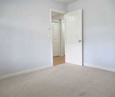 Lovely upper floor with fenced yard - 1 pet friendly - Photo 1