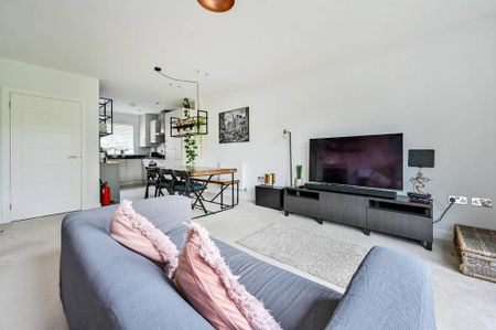 3 bedroom semi-detached house to rent - Photo 2