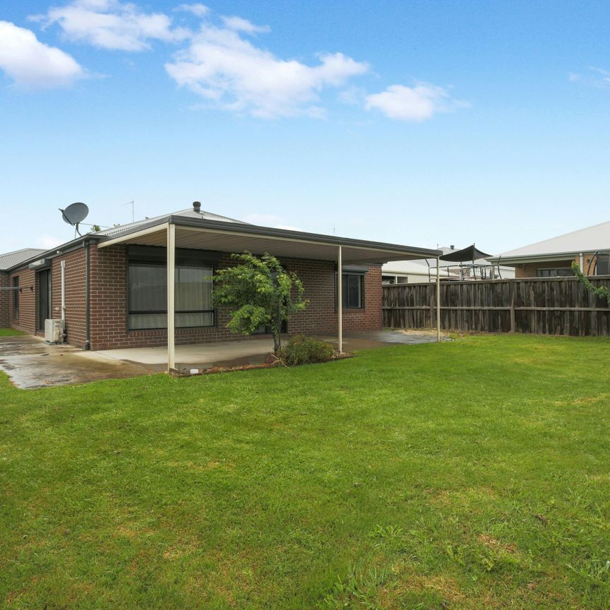 Spacious & Modern Family Home - Photo 1