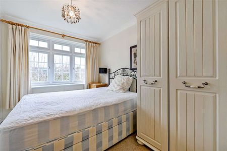 A very well-presented, bright and airy, two bedroom maisonette with car parking for one car the heart of Windsor town centre - Photo 3