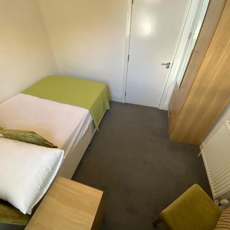 3 bedroom flat to rent - Photo 1