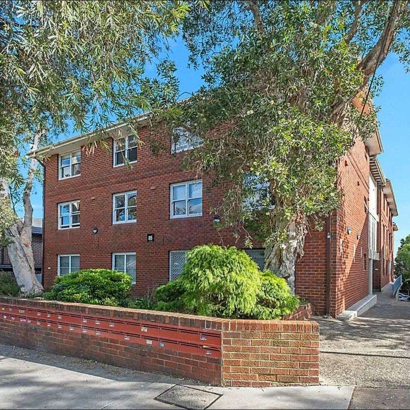 Renovated one bed unit in whisper quiet locale - Photo 1