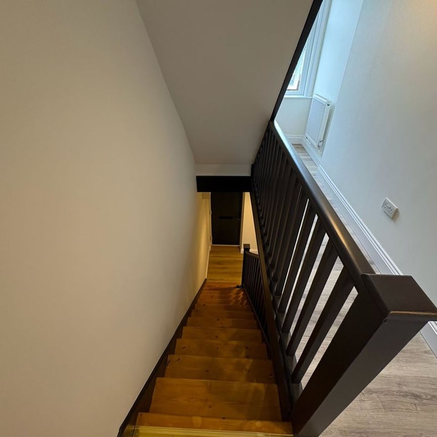 4 Bed End Terrace, Oval Road, CR0 - Photo 1