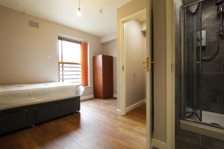 1 bedroom in a house share to rent - Photo 2
