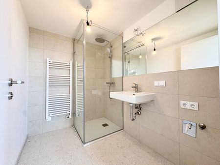 Erstbezug: 2-Zi DG-Wohnung mit Balkon, Terrasse & Fernblick - Photo 2