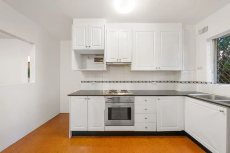 Spacious & Updated 2-Bedroom Unit in Quiet Location - Photo 2