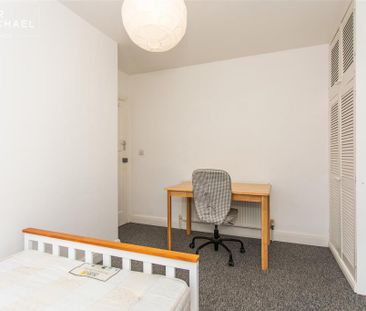 4 bedroom end of terrace house to rent - Photo 4