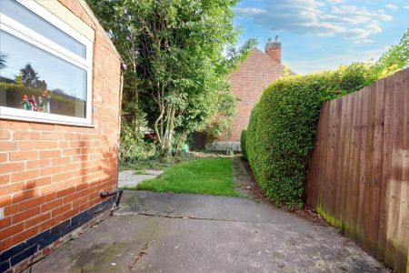 4 bedroom semi-detached house to rent - Photo 2