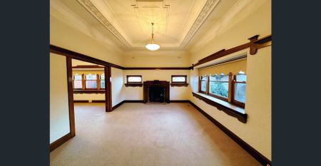 Stunning Art Deco locate in the heart of Caulfield - Photo 2