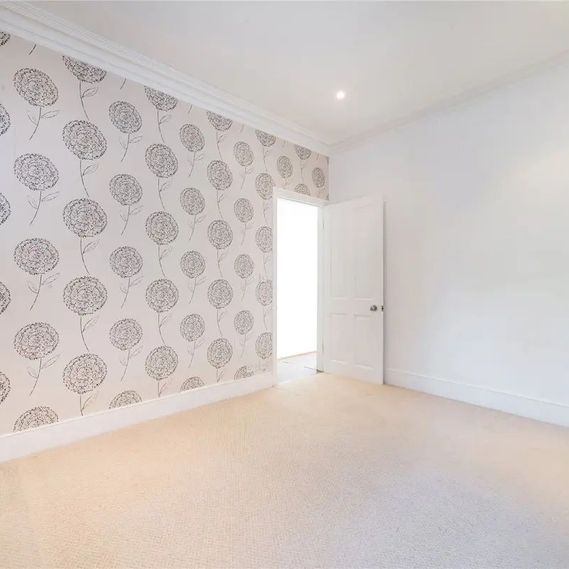 2 bedroom flat in London - Photo 1