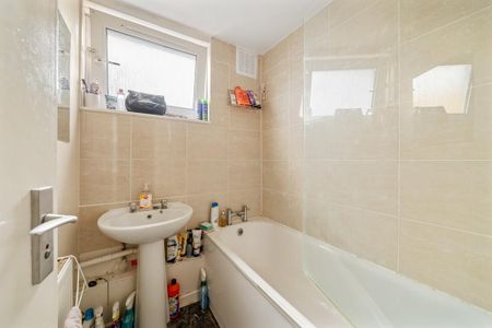 3 bedroom flat to rent - Photo 3