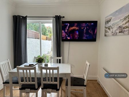 4 bedroom terraced house to rent - Photo 2