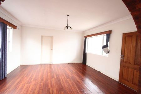 Spacious Family Home - Photo 2