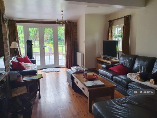 1 bedroom in a house share to rent - Photo 1