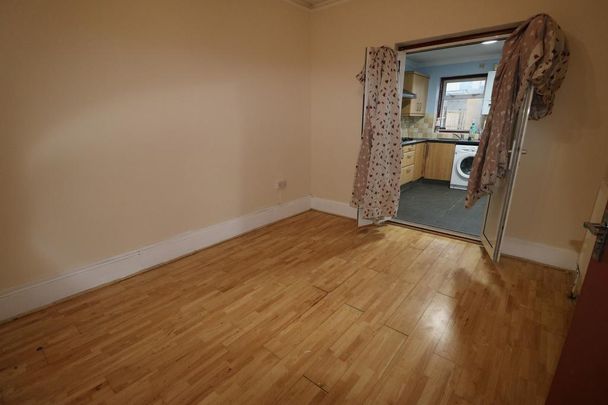 4 bedroom terraced house to rent - Photo 1