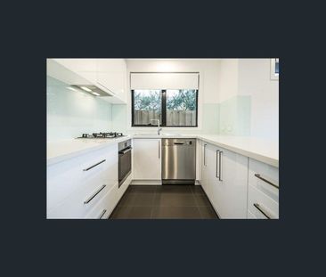 MODERN TOWNHOUSE | CONVENIENT LOCATION! - Photo 3