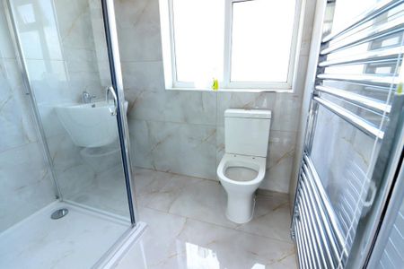 3 bedroom semi-detached house to rent - Photo 5