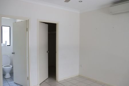 ELEGANT THREE BEDROOM FAMILY HOME - Photo 2