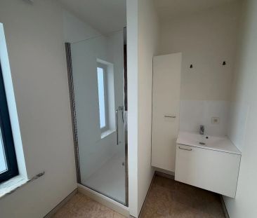 Ruime woning met twee slaapkamers en garage te Sint-Eloois-Vijve - Photo 3