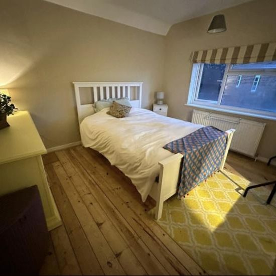 Gorgeous room with built in wash basin - Photo 1