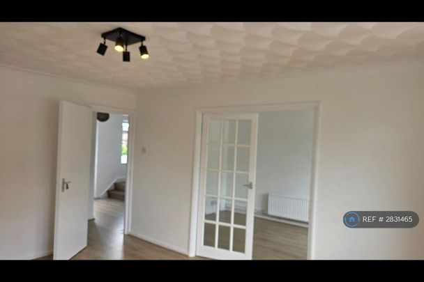 3 bedroom end of terrace house to rent - Photo 1