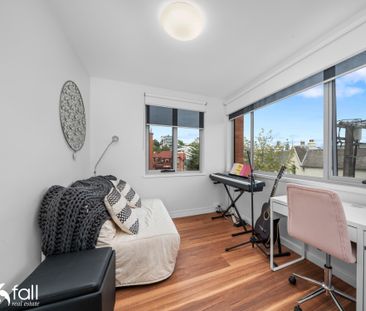 Charming, Sunlit Apartment in the Heart of Battery Point - Photo 2