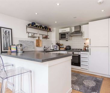 This exceptionally well presented, modern 3 bedroom town house with... - Photo 5