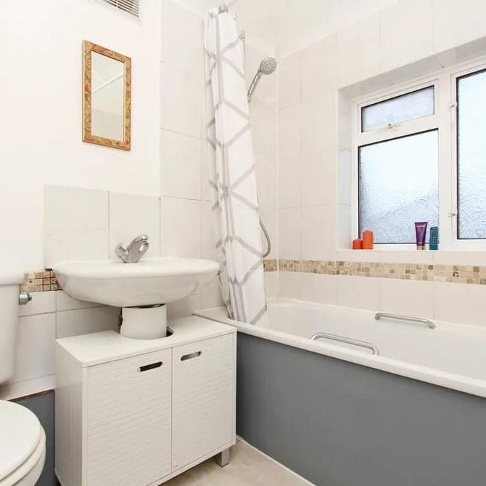 1 bedroom in a house share to rent - Photo 2