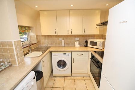 2 bedroom semi-detached bungalow to rent - Photo 4