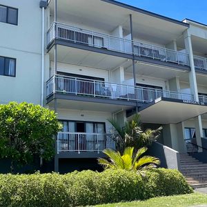 DESIRABLE NORTH FACING APARTMENT - Photo 2