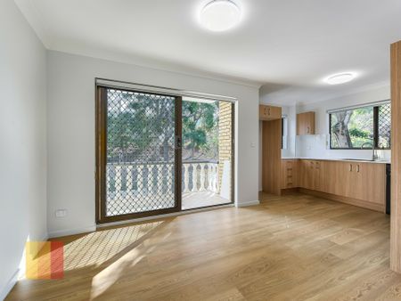 RENOVATED 2 BEDROOM UNIT WITH COURTYARD ! - Photo 2