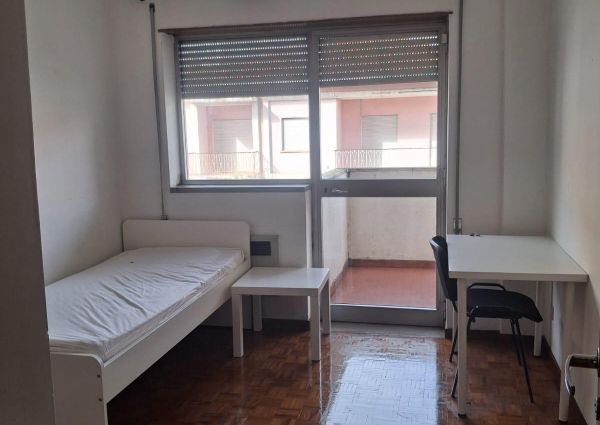 Alugo quarto em T3 na Rua do Brasil