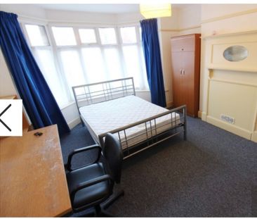 6 Bed Semi-Detached House, Kitchener Road, SO17 - Photo 1