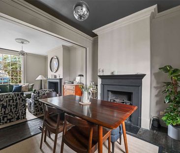 A charming and stylish three bedroom period town house situated in ... - Photo 4