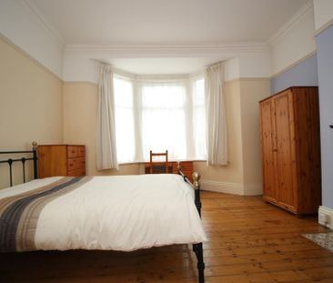 2 bedroom Flat to rent in Sandringham Road, South Gosforth, Newcast... - Photo 2