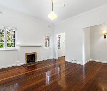 Beautifully Updated Oversized One-Bedroom with Courtyard - Photo 1